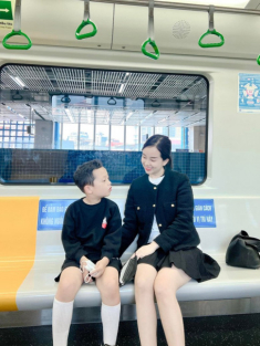 Chụp ảnh ở tàu điện trên cao HN, Ly Kute được khen khéo nuôi con trai cao vượt trội