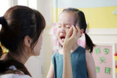 Con bị rách váy, mẹ đòi đền 13 triệu đồng, cô giáo: “Sau đừng cho con mặc váy đi học”