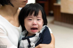 Con đi học về quần ướt sũng, mẹ mắng cô giáo tới tấp nhưng xấu hổ khi nghe lý do