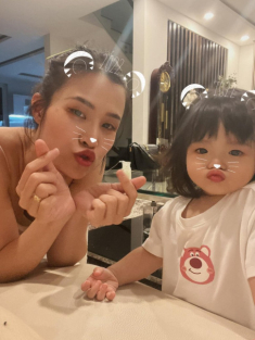 Con gái Đông Nhi 17 tháng đã selfie chuyên nghiệp cùng mẹ, biết chu môi cực đáng yêu