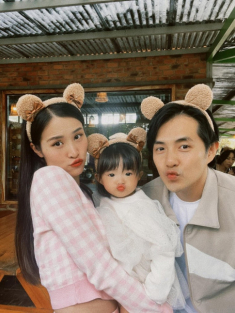 Con gái Đông Nhi, Ông Cao Thắng nổi bần bật khi đeo nơ chuột tạo dáng nhí nhố
