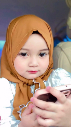 Con gái được khen xinh như búp bê, mẹ bé lộ diện khiến tất cả vỡ òa