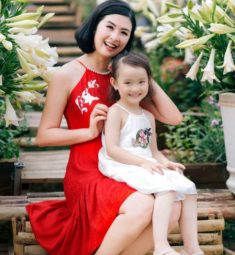 Con gái nuôi Hoa hậu Ngọc Hân 6 tuổi mặt đẹp như tranh, có đôi tai phú quý