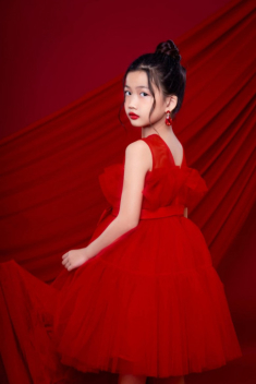 Con gái Ốc Thanh Vân 9 tuổi xinh đẹp hệt mẹ, thần thái sang chảnh như mẫu nhí