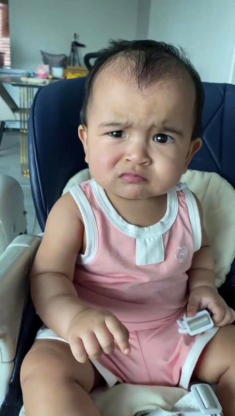 Con lai Ấn của Võ Hạ Trâm bày bộ mặt khó ở với mẹ nhưng ai cũng khen đáng yêu