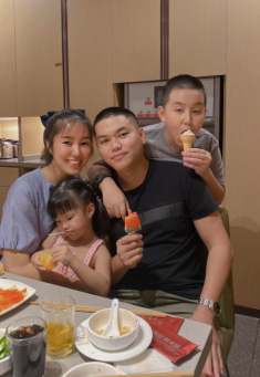 Con riêng Lê Phương ngày càng thân thiết bố dượng, còn giống từ gương mặt đến ngoại hình