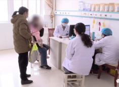 Con sốt 40 độ giữa trời lạnh, bà cởi bớt quần áo, nhìn bên trong thì hoảng hồn