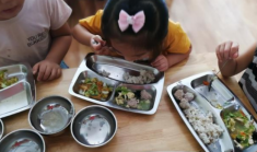 Con tăng cân vù vù sau khi đi học mẫu giáo, xem ảnh bữa ăn trưa mẹ không thể tin