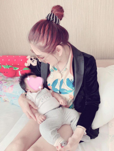 Đứa trẻ mà Lâm Khánh Chi sang Thái nhờ người mang thai hộ giờ lớn bổng, giống mẹ lúc chưa chuyển giới
