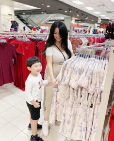 Em trai đi lạc, chị gái hotgirl đăng 1 tấm ảnh khiến các chàng trai xếp hàng xin tìm hộ