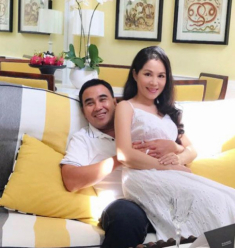Giàu có và nổi tiếng, Quyền Linh không ngại quỳ gối rửa chân cho vợ con, nấu ăn, giặt đồ
