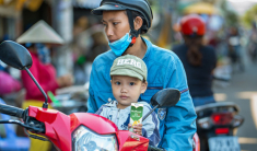 Hạnh phúc của mẹ Việt khi mua được sữa trợ giá cho con trong mùa dịch