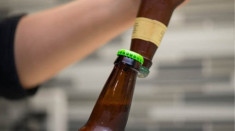 Không cần bật bia, với 5 cách này phụ nữ cũng có thể mở nắp bia trong tích tắc