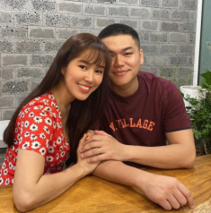Lê Phương khoe ảnh con riêng tình cảm với ba dượng, nói chuyện sắp sinh thêm con