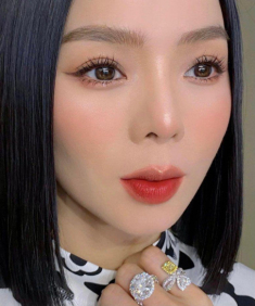 Lệ Quyên-Phạm Hương xứng danh “hồng nhan bạc tỷ”: Khoe nhan sắc là phụ, khoe nhẫn kim cương là chính