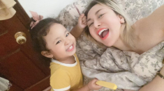 Mẹ trẻ Hà Nội khỏa thân ôm con, bé phản ứng khi kéo cạp quần thấy sẹo của mẹ