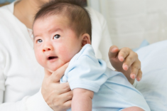 Trẻ sơ sinh bị nấc nhiều có sao không?