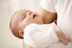 Trẻ sơ sinh bị ngạt mũi mẹ nên xử lý như thế nào?