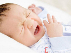 Trẻ sơ sinh bị nghẹt mũi nhưng không chảy nước mũi là bị sao, xử lý thế nào?