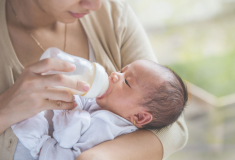 Trẻ uống sữa công thức đi ngoài màu xanh và nguyên nhân