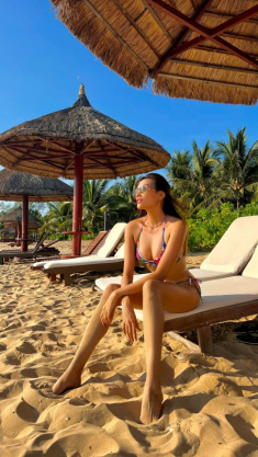 Từng bị ghẹo là người chuyển giới, á hậu cao 1m84 giờ táo bạo khoe dáng eo ót, ngực đầy