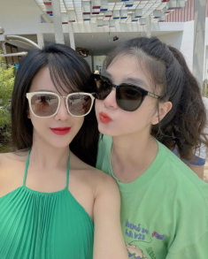Đi du lịch, Diệp Lâm Anh nhận “cơn mưa” lời khen vì mặc đồng điệu với em chồng cũ