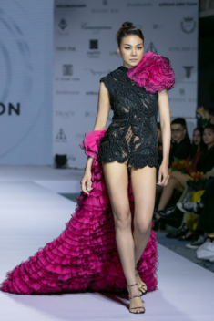 Sở hữu “đôi chân kiếm Nhật”, Thanh Hằng cách biệt Miss Universe 2021 gần 20 tuổi vẫn lấn át khi mặc đụng đầm