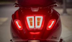 Vespa Sprint sở hữu bộ cánh đỏ tỏa sáng trong màn đêm