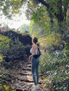 Chị em Châu Á đua nhau mặc quần legging mỏng leo núi bị chê hại mắt