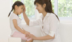 Con hỏi: “Bố làm việc rất chăm chỉ, sao nhà mình vẫn nghèo?”, câu trả lời của mẹ nhận lời khen