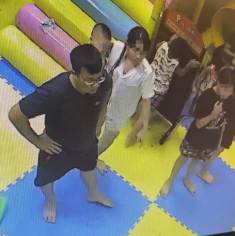 Con làm vỡ tượng 150 triệu đồng khiến bố mẹ phải bồi thường nhưng chiếc camera đã nói lên sự thật