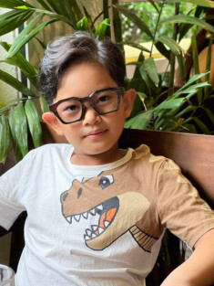 Con trai Khánh Thi Phan Hiển đeo kính, tạo tóc lãng tử được khen đẹp trai hơn bố