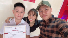 Con trai Lê Phương nhận giấy khen xuất sắc ở trường, ba dượng hộ tống và chụp ảnh kỉ niệm