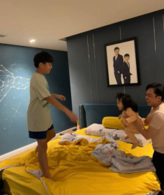 Cường Đôla đăng clip 2 con quậy trên giường, bức hình Subeo chụp cùng bố nhận góp ý