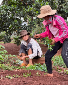 Đăng quang nửa thập kỷ, H’Hen Niê vẫn mặc đồ cũ, túi hiệu chỉ để đựng muối ớt