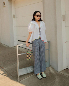 Đây là kiểu sandals mốt nhất hè này, nàng diện ngày nắng hay mưa đều cực xinh xẻo