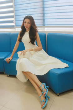 Hoa hậu Thùy Tiên tỏa sáng với BST mùa Hè mới nhất từ Charles 