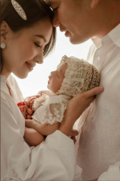 Làm mẹ sau 13 năm tuổi U40, Vân Hugo khoe con gái búp bê: Lã Thanh Huyền, BTV Hoài Anh nức nở
