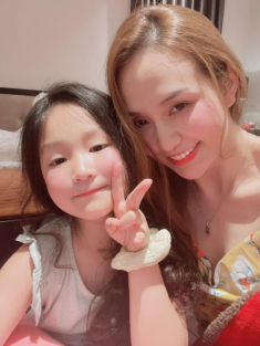 Ngưng ca hát ở nhà nấu cơm, rửa bát, chăm con, Tuấn Hưng được cô con gái xinh hệt mẹ