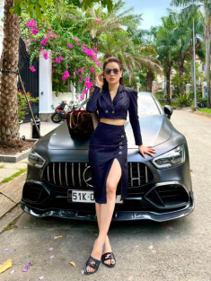 Nữ ca sĩ đi xe 6,3 tỷ khoe giày hiệu, đồ đắt tiền mà bỏ sọt như hàng thùng