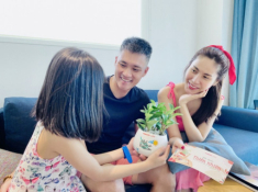 Thủy Tiên khoe con gái học trường xịn, tốt nghiệp tú tài THPT được tuyển thẳng đại học hàng đầu thế giới