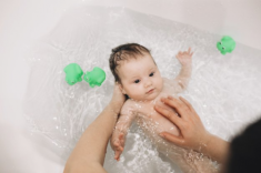 Trẻ bị tay chân miệng có kiêng tắm không?