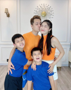 Vợ chồng Đăng Khôi - Thuỷ Anh hiếm hoi ăn mặc lạc quẻ