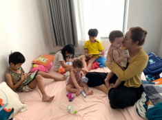 Á hậu Diễm Châu đơn thân nuôi 5 con không trợ cấp, bị nhắc nhở con lớn vẫn ngậm ti giả