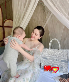 Bận rộn giao con cho bảo mẫu chăm bẵm, Bảo Thy giờ phải cầu cứu các mẹ bỉm sữa