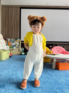 Bị mẹ Đàm Thu Trang bắt chụp hình quảng cáo, con gái Cường Đôla khó chịu ra mặt, tay giật phăng áo