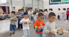 Bữa ăn trưa ở trường đầy áp lực của học sinh tiểu học khiến hội phụ huynh lo lắng khi xem