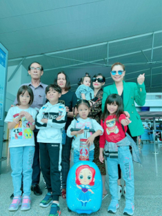 Chị em Thanh Thảo đưa đàn con về Mỹ sau kỳ nghỉ hè: Cậu bé cùng huyết thống Ngô Kiến Huy ngày càng bảnh
