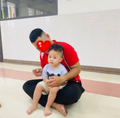 Cho con sinh đôi học trường công, thấy cô giáo bế con, cô hiệu phó Văn Thùy Dương U50 lập tức nhắn tin