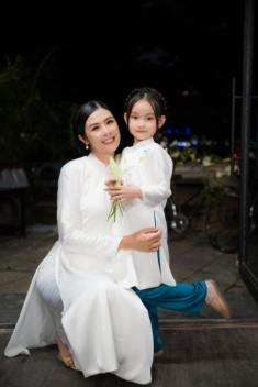 Chưa cưới, Hoa hậu Ngọc Hân và bạn trai làm ở Bộ ngoại giao đã có con nuôi xinh, là mẫu nhí